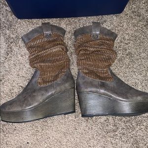 Women’s Muk Luks wedge boots. Size 8.